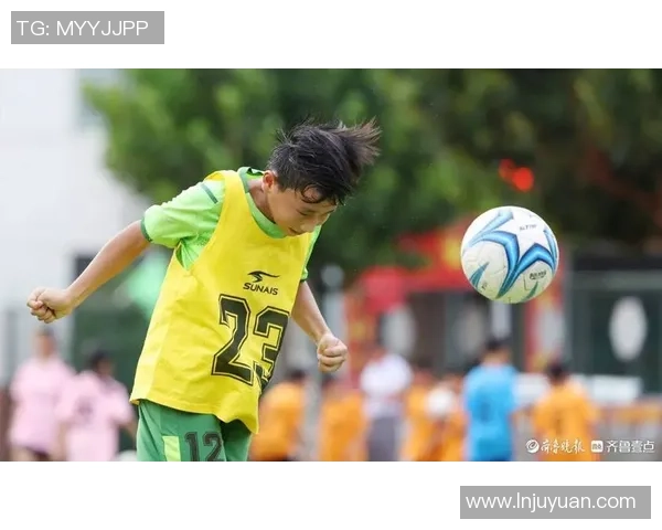 足球明星的孩子们在绿茵场上展现天赋与梦想的精彩瞬间